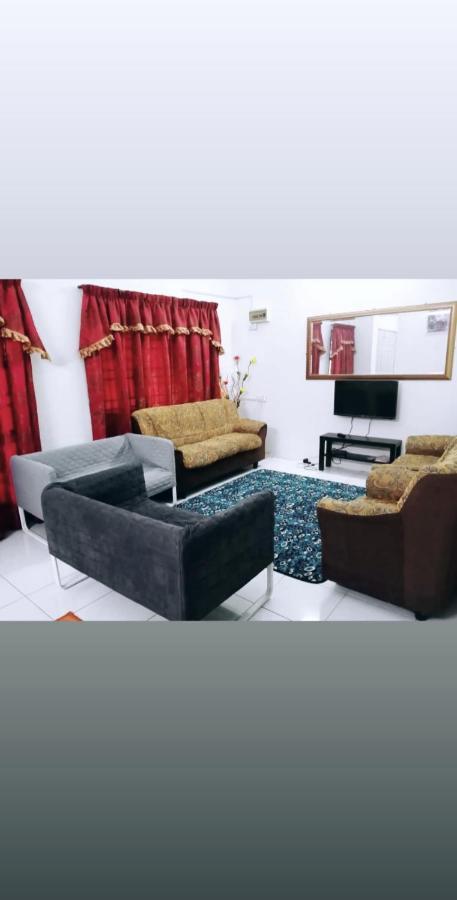 Homestay Mama Razzin كوالا لكانغسار المظهر الخارجي الصورة
